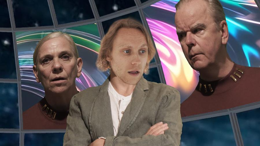 Ein Mann steht mit verschränkten Armen vor einer gebogenen Leinwand mit zwei Männerporträts darauf.