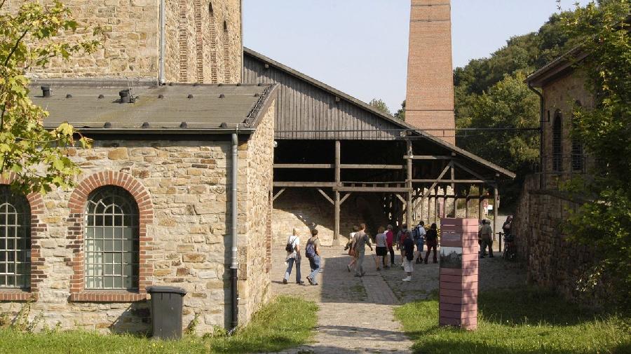 geb¿ude_mit_menschen 16x9.jpg