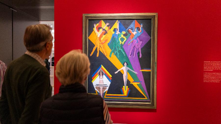 Paar betrachtet ein Bild von Kirchner.