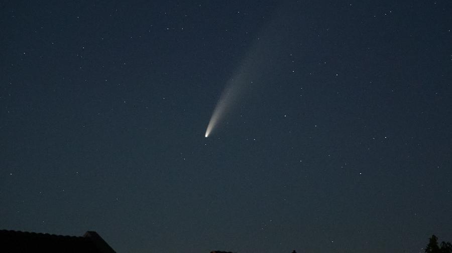 Komet am Nachthimmel mit langem Schweif.