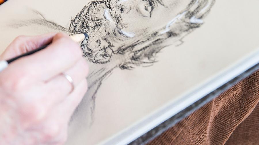 Nahaufnahme einer Bleistiftzeichnung. Gemalt wurde ein Mann mit Bart.