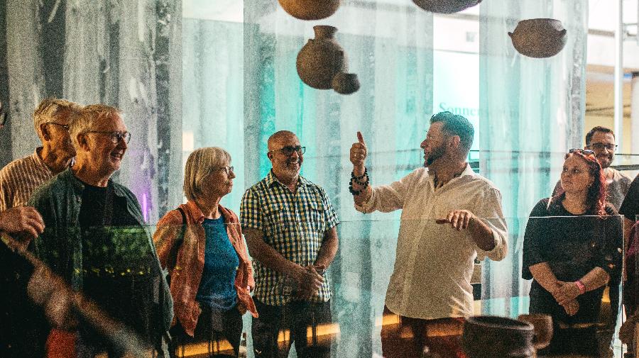 Foto: LWL/Malte Hömberg, Menschen bei Führung