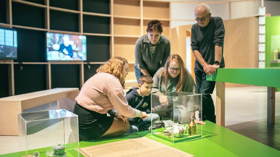 LWL/Malte Hömberg, Menschen bei Führung