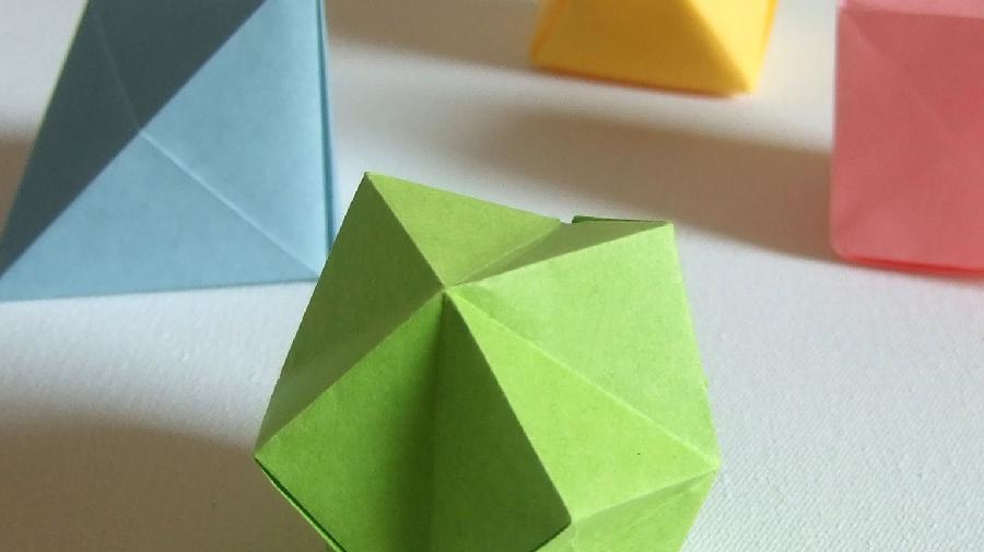 Origami-Figuren aus buntem Papier. Foto: LWL/Neander