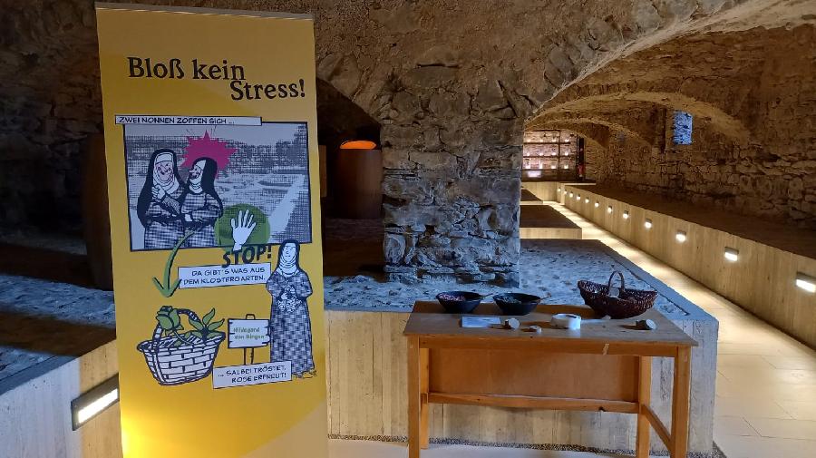 Eine Frau liegt auf einem großen Kissen und betrachtet die Klosterkirche