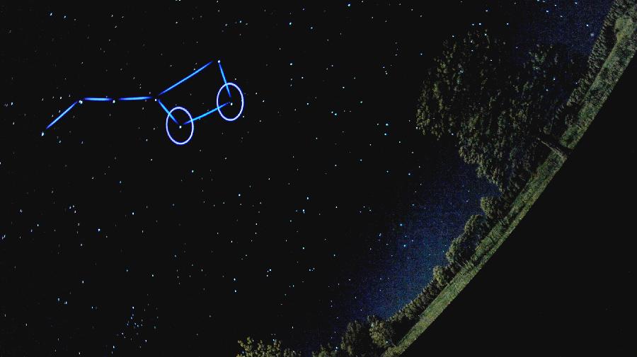 Sternbild großer Wagen am Abendhimmel mit Linien gekennzeichnet.