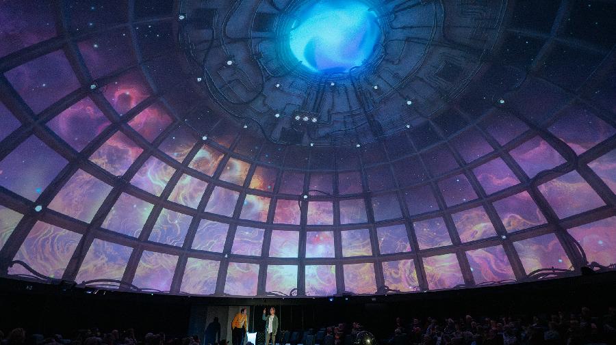 Die Kuppel des Planetariums in einem Rastermuster mit bunten Feldern dazwischen.