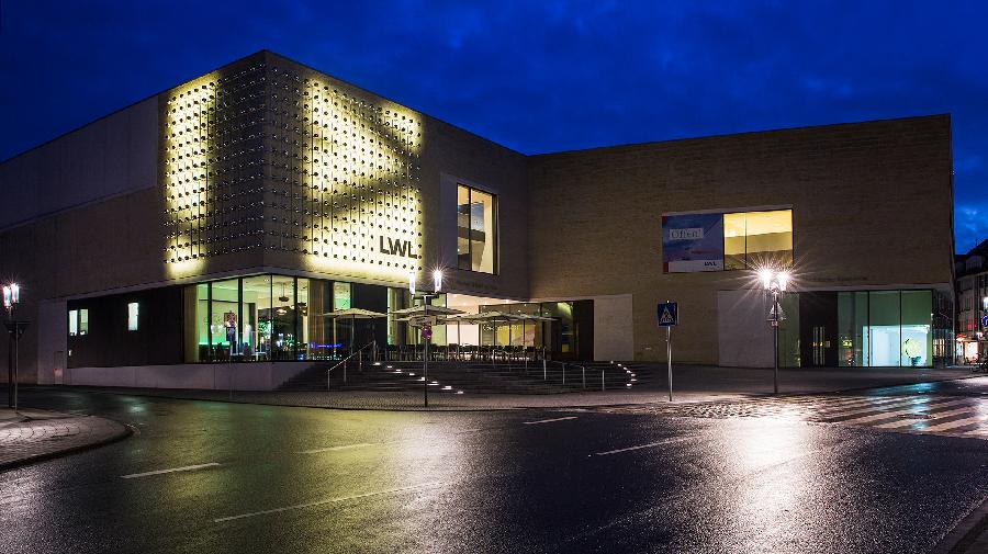 Das Museum von Außen bei Nacht.