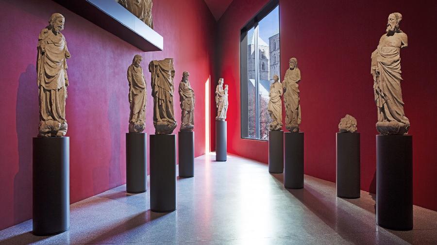 Die Spitze mit den Überwasserfiguren und einem Blick auf den Dom.