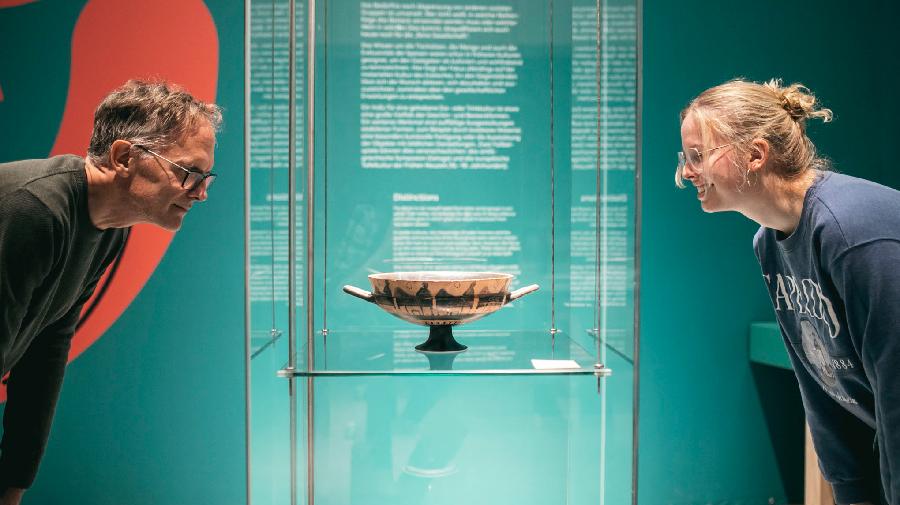 Ein Blick auf eine Trinkschale eines Symposion / LWL / Malte hömberg