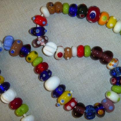 Wie tausend Blüten - Mittelalterliche Glasperlenkunst