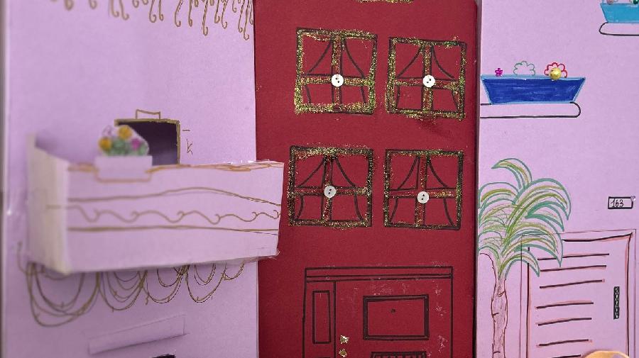 Eine Reihe an bunten Häusern, die aus Papier gefertigt wurden.