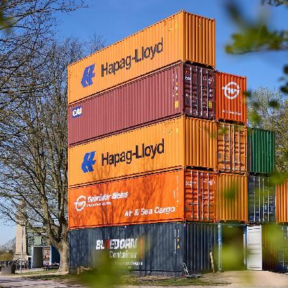 Containerschiff auf großer Fahrt