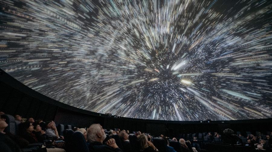 Blick in die unendlichen Weiten des Universums, Sterne rasen am Publikum vorbei.