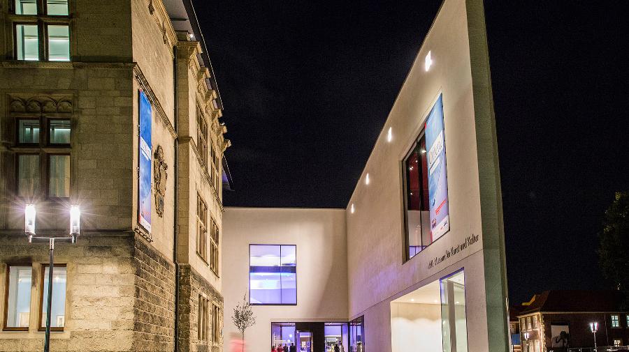 Das Museum bei Nacht von Außen.