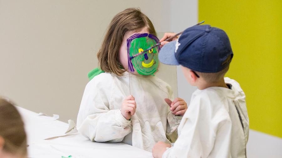 Kinder basteln im Atelier.