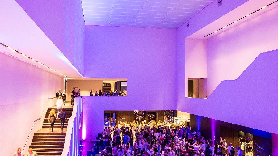 Langer Freitag im LWL-Museum. Im Foyer sind viele Menschen, die das Museum nesuchen.