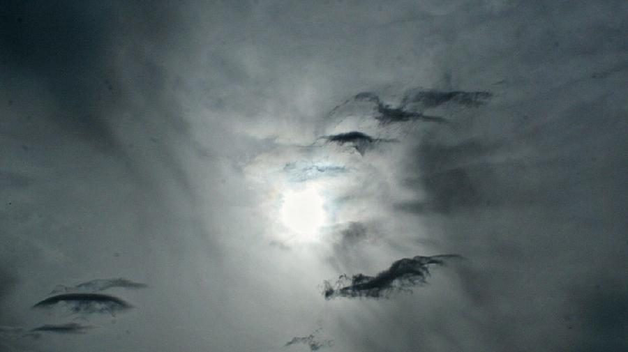 Ein wolkenerverhangender Himmel.