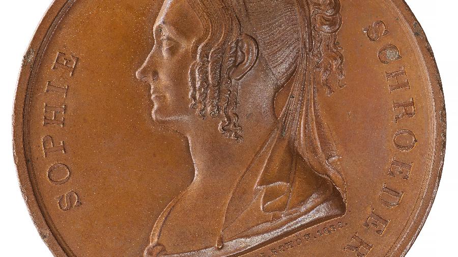 Eine Münze mit dem Frauenkopf von Sophie Schröder.