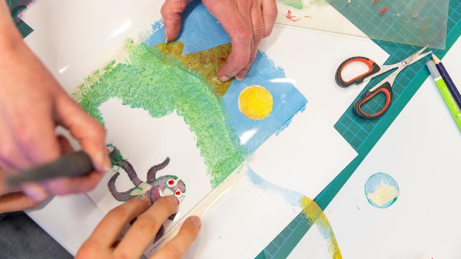 Ein Bild von einer Landschaft mit Bergen und einem Oktopus