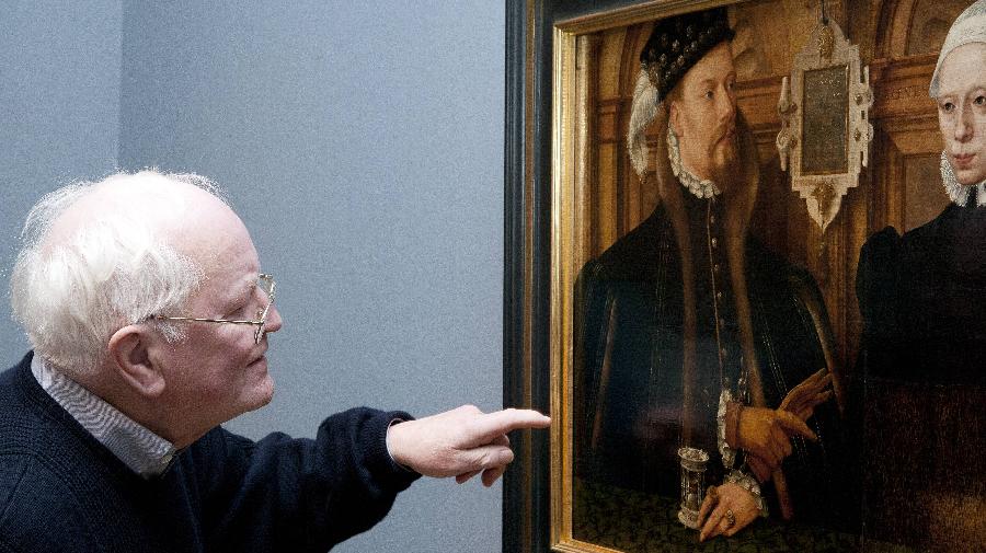 Ein Mann zeigt auf ein Gemälde