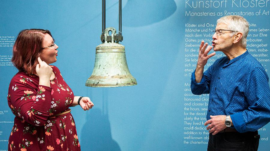 Zwei Personen unterhalten sich in Gebärdensprache.