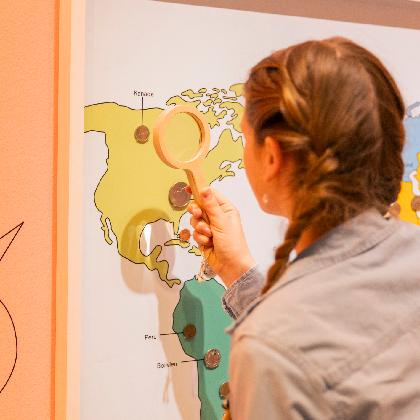 Familientouren mit dem Mitmachheft durch die Ausstellung Reiselustig