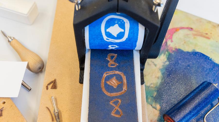 Ein Blatt Papier wird bedruckt.