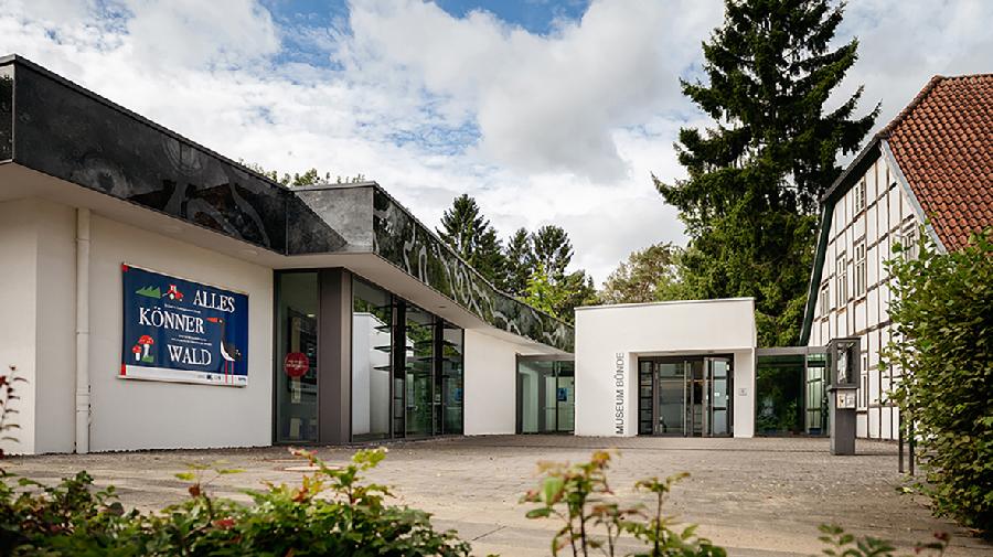 Außenansicht und Eingang des Dobergmsueums in Bünde.