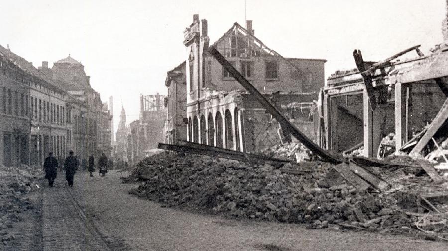 09_2374-02a-Bombensch¿den Heggerstra¿e M¿rkischer Hof, M¿rz 1945_16x9.jpg