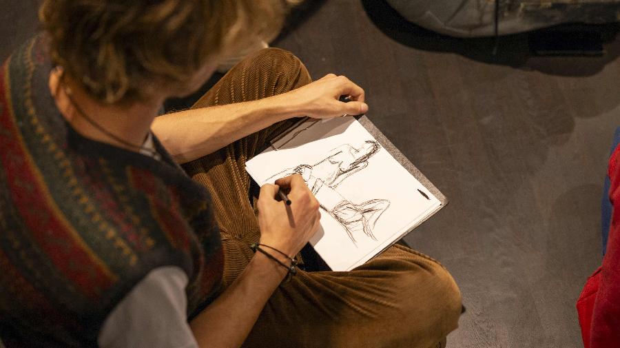 Ein Mann fertigt eine Bleistift-Zeichnung an