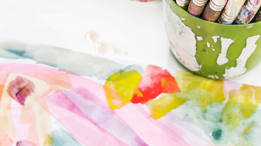 Farben, Pinsel und ein Stofflappen