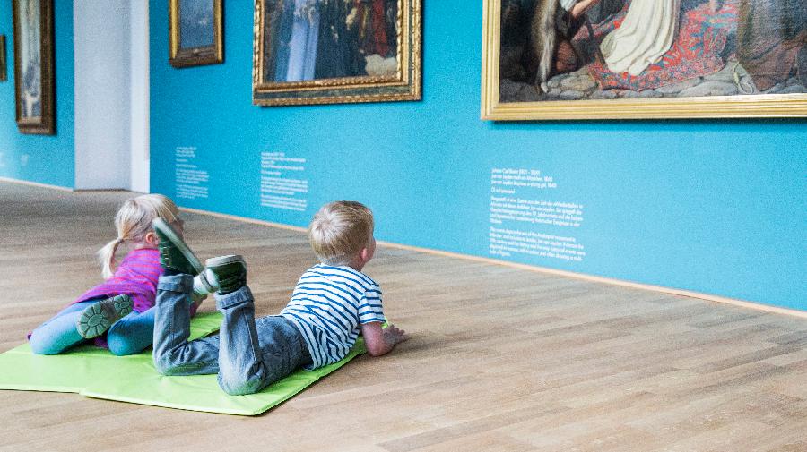 Kinder in der Ausstellung