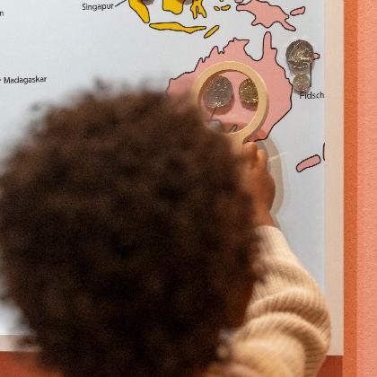 Familientouren mit dem Mitmachheft durch die Ausstellung Reiselustig