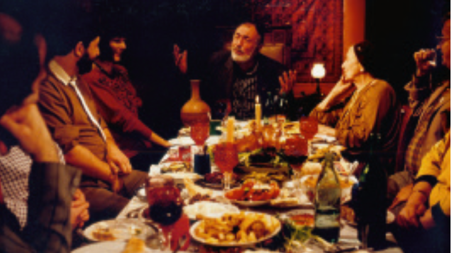 Ein Screenshot aus dem Dokumentarfilm "Kaukasisches Gastmahl" von Stefan Tolz
