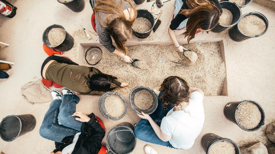 Menschen beim ausgraben im Grabungscamp, Bild: Malte Hömberg