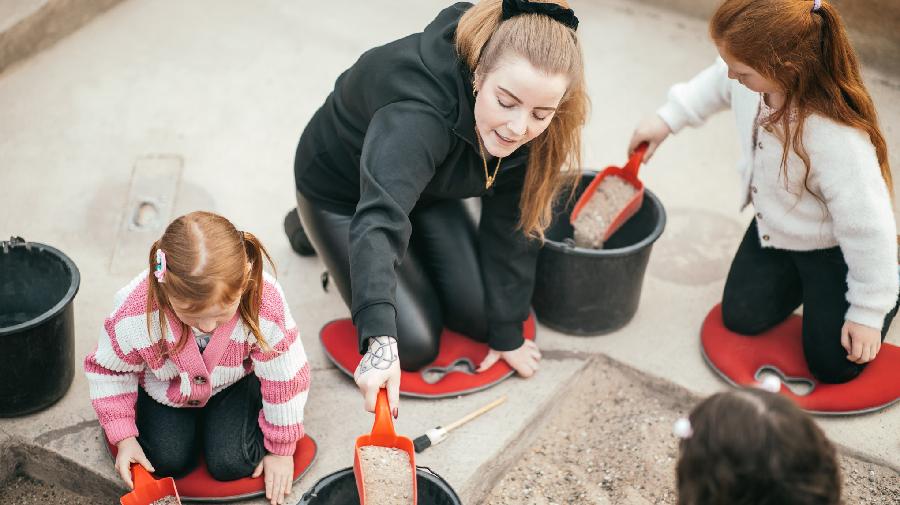 Kinder beim graben im Grabungscamp, Bild Malte Hömberg