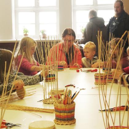 Mach mit! Bunte Stiftedosen flechten