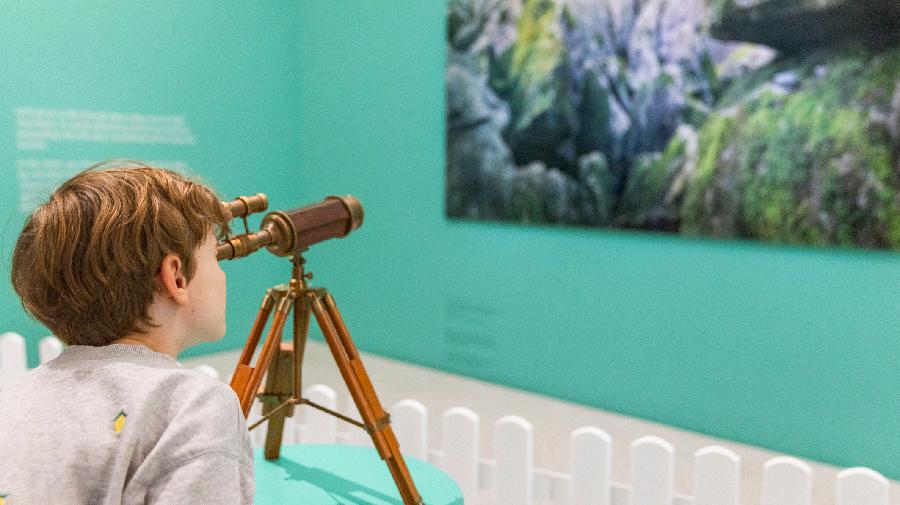 Familientouren mit dem Mitmachheft durch die Ausstellung Reiselustig