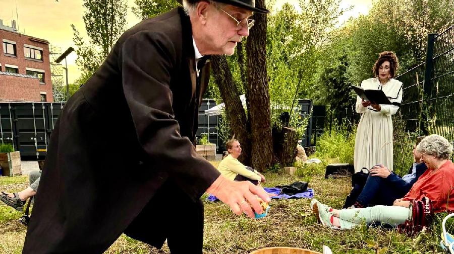 Jörg Adler in der Rolle des Prof. Landois beim Picknick