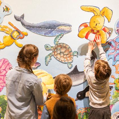 Familientouren mit dem Mitmachheft durch die Ausstellung Reiselustig