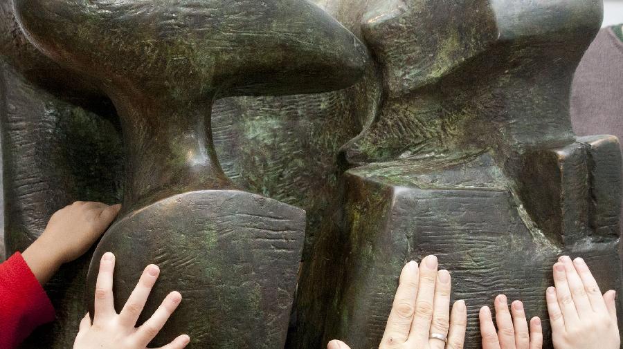 Hände auf einer Skulptur