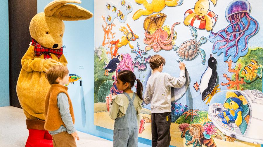 Kinder und der Hase Felix im LWL-Museum