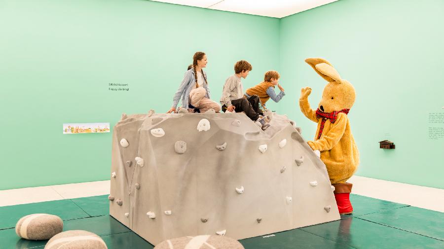 Kinder mit dem Hasen Felix im LWL-Museum