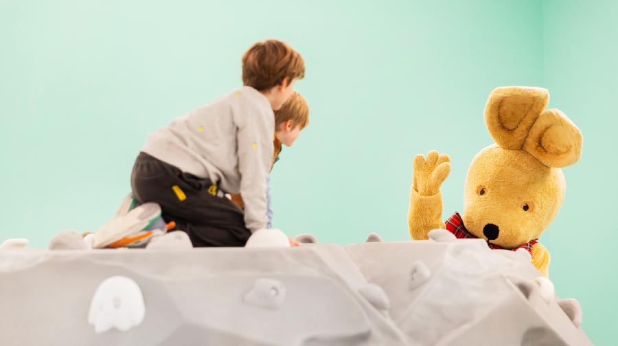 Hase Felix mit Kindern am Kletterberg in der Ausstellung