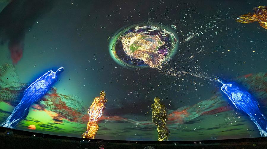 Planetariumskuppel mit bunten Visualisierungen von menschlichen Körperumrissen.