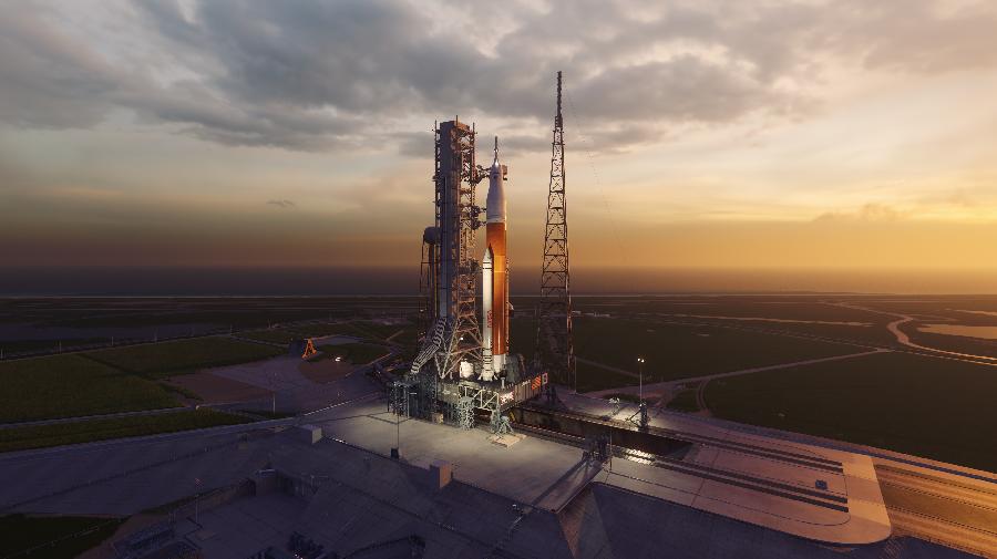 Eine Rakete steht auf einer Startrampe bei Sonnenuntergang.