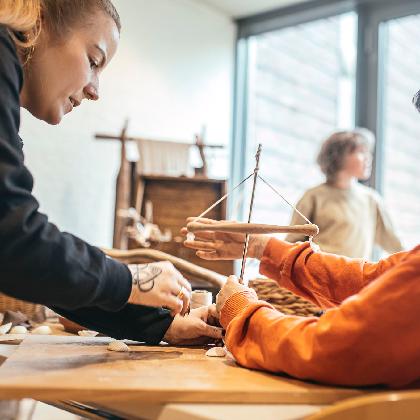 Steinzeitliche Schmuckwerkstatt