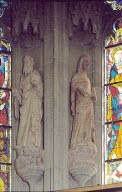Chorstatuen im Hauptchor der ev. Pfarrkirche St. Maria zur Wiese: Steinfiguren eines Apostels und einer weiblichen Heiligen, um 1370