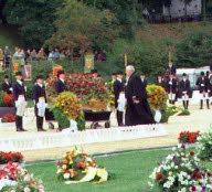 Trauerfeier für Dr. Reiner Klimke, Olympiasieger im Dressurreiten: Pastor beim Betreten des Podiums vor dem Sarg
